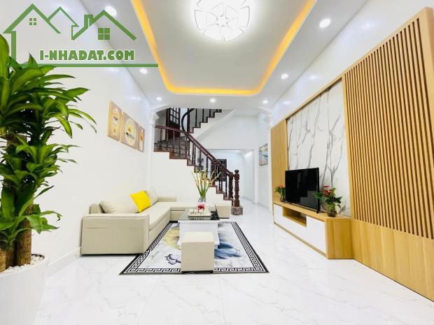 CỰC HIẾM. NHÀ PHỐ TRUNG KÍNH. VỊ TRÍ ĐẸP- GẦN OTO. 35m. 7,x Tỷ