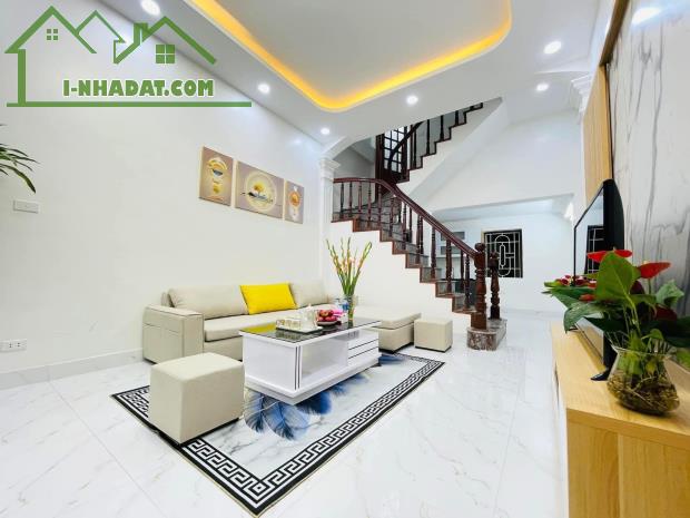 CỰC HIẾM. NHÀ PHỐ TRUNG KÍNH. VỊ TRÍ ĐẸP- GẦN OTO. 35m. 7,x Tỷ - 1