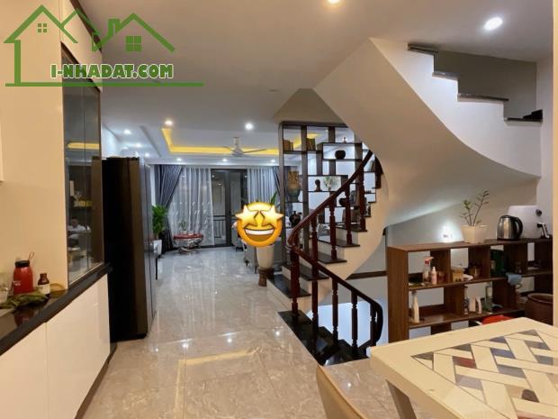 Bán nhà phố Hoàng Quốc Việt ô tô tránh nhau, kinh doanh, căn góc  60m2, giá 16ty
