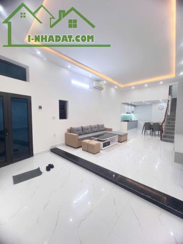 NHÀ ĐỘC LẬP CHỢ CỘT ĐÈN - LÊ CHÂN