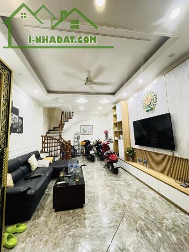 Bán nhà dân chắc chắn phố Cự Lộc, 33m2 6,48Tỷ, vài bước ra phố, ngõ rộng thoáng.