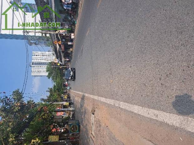 Bán gấp nhà biệt thự mặt tiền Hoàng Quốc Việt 650m2, ngang khủng 13m, SHR, chỉ 87 tỷ.