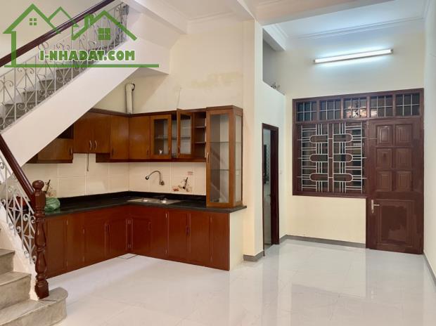 Cho thuê gấp giá rẻ nguyên căn Giáp Nhị 52m, 5 tầng, mặt tiền 5.3m, 15 tr/th, Hoàng Mai.