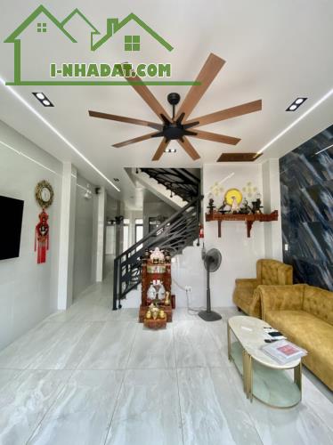 Bán nhà 80m², 5PN, 5WC, 4 tầng, Q.9, 7.4 tỷ, sổ hồng