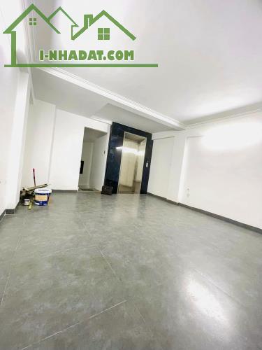 Tòa văn phòng Vũ Tông Phan, Ô tô, dt 43m 7 tầng TM 4.6m mặt, Giá 16 tỷ. Lh 0796193699 - 4
