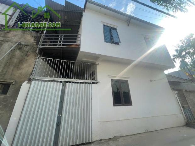 Bán nhà Trung Tâm Thị Trấn Chúc Sơn           
Diện tích :47,4m đất sẵn nhà 2 tầng - ô - 2