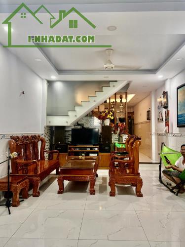 Bán nhà Kênh Tân Hóa – Tân Phú ngang 3.4m dài 11m chỉ 4 tỷ.
