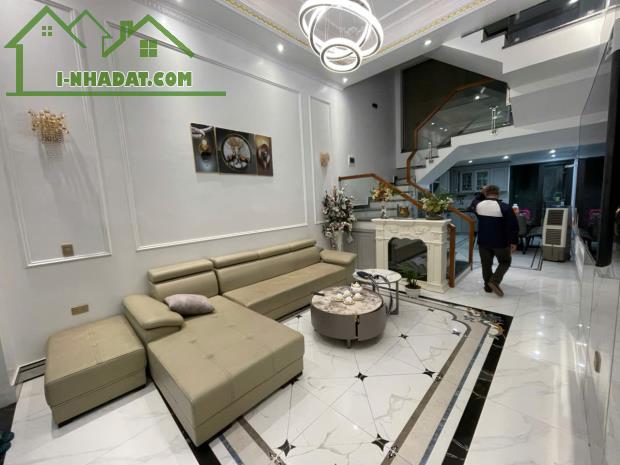 Cho thuê nhà 4 p.ngủ khép kín phố Văn Cao, DT: 76m2.
