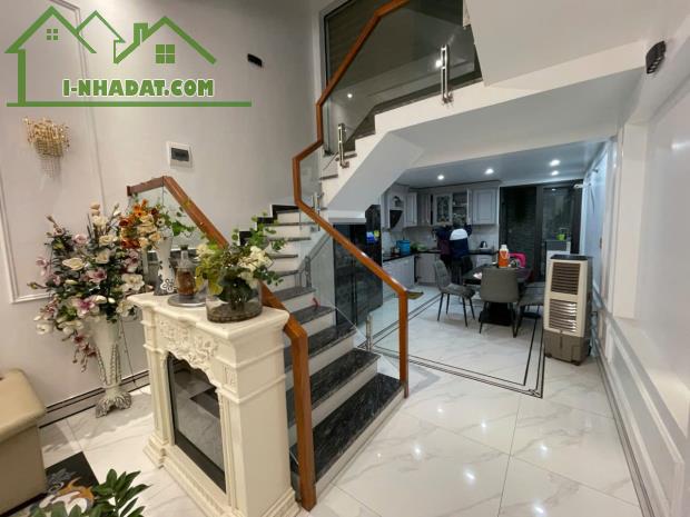 Cho thuê nhà 4 p.ngủ khép kín phố Văn Cao, DT: 76m2. - 1