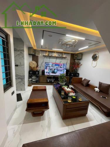 NHÀ MỚI ĐẸP NGÕ RỘNG FULL NỘI THẤT  Nguyễn Văn Cừ 43m2,5 tầng mặt tiền 3.5m, 8 tỷ Long