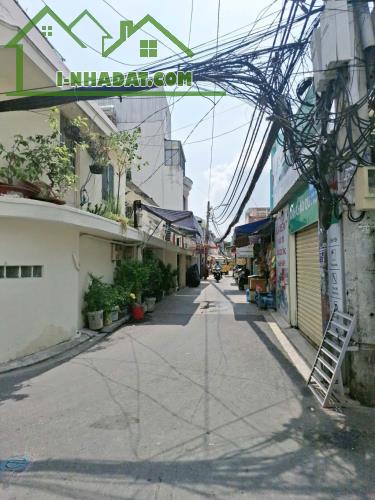 NHÀ QUẬN 7 
+ Kết Cấu Nhà: MT Đang Kinh Doanh gồm trệt, lầu, ST, gồm 2PN, 2WC, Sân