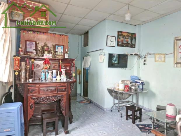 NHÀ QUẬN 7 
+ Kết Cấu Nhà: MT Đang Kinh Doanh gồm trệt, lầu, ST, gồm 2PN, 2WC, Sân - 1