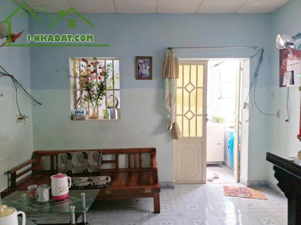 NHÀ QUẬN 7 
+ Kết Cấu Nhà: MT Đang Kinh Doanh gồm trệt, lầu, ST, gồm 2PN, 2WC, Sân - 2
