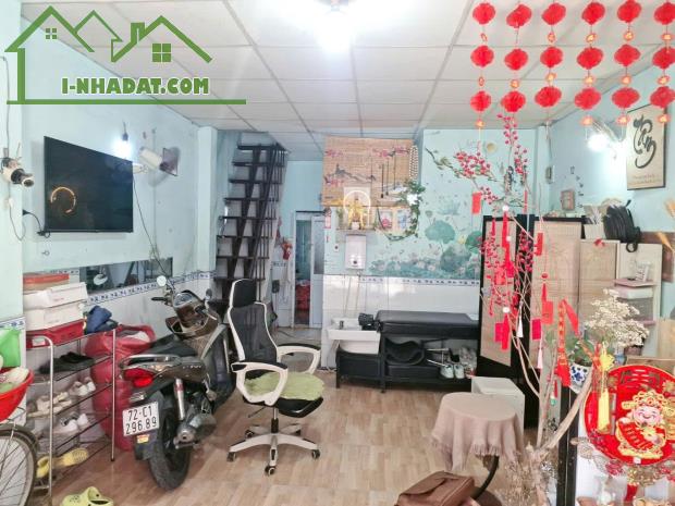 NHÀ QUẬN 7 
+ Kết Cấu Nhà: MT Đang Kinh Doanh gồm trệt, lầu, ST, gồm 2PN, 2WC, Sân - 3