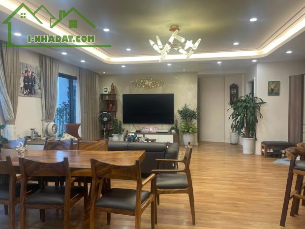 Bán căn đập thông 182m2 VIEW HỒ tại Vinhomes D
