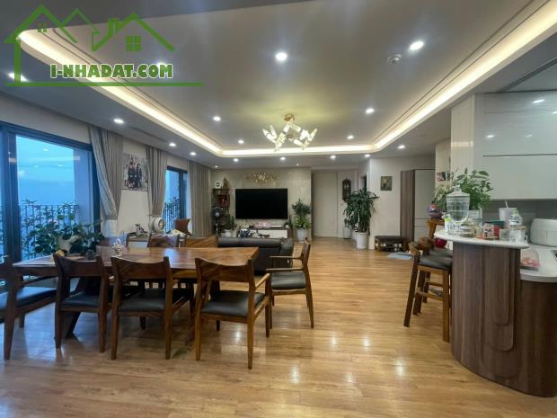 Bán căn đập thông 182m2 VIEW HỒ tại Vinhomes D