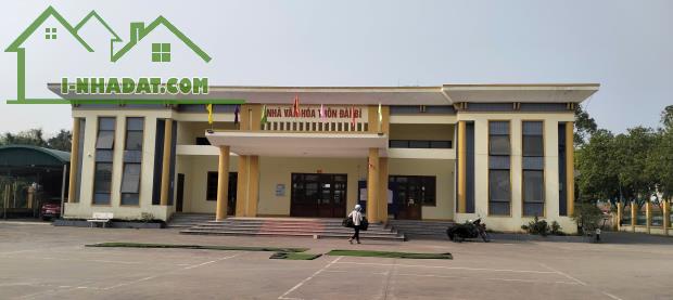 Đài Bi Uy Nỗ, ô tô đỗ cửa, xung quanh  rất nhiều quán bia