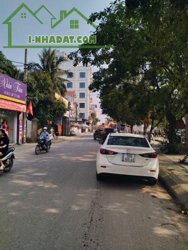 Đài Bi Uy Nỗ, ô tô đỗ cửa, xung quanh  rất nhiều quán bia - 1