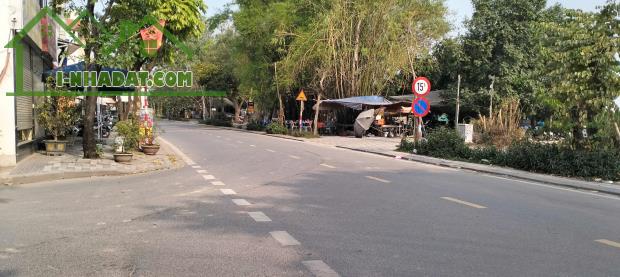 Đài Bi Uy Nỗ, ô tô đỗ cửa, xung quanh  rất nhiều quán bia - 2