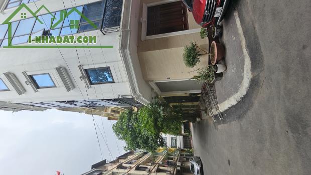 Sống xanh giữa lòng Hà Nội – Nhà đẹp 5 tầng, gara ô tô, sát hồ, khu dân trí cao
