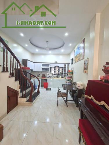 Bán nhà Quang Tiến 60m 4 tầng 11.X tỷ ô tô 7 chỗ  kinh doanh