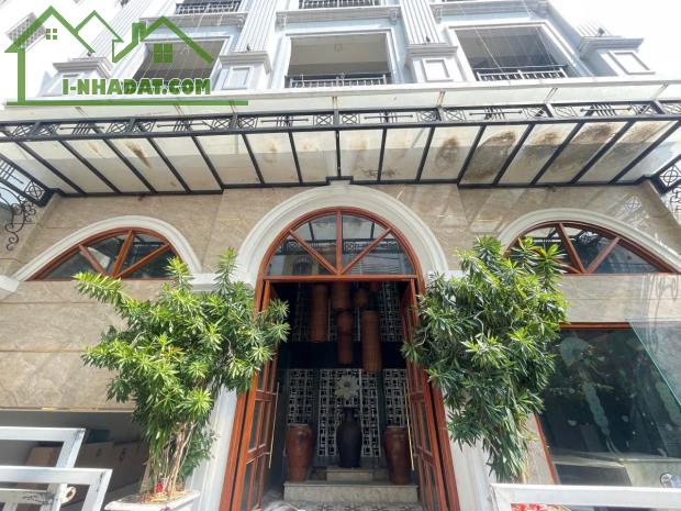 BÁN GẤP NHÀ HÀNG CAO CẤP 8 TẦNG - VỊ TRÍ VÀNG QUẬN 10