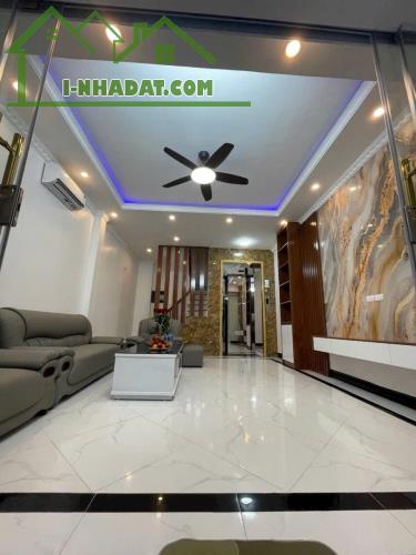 TRUNG TÂM GẦU GIẤY - 2 THOÁNG - Ô TÔ ĐỖ CỬA - THANG MÁY NHẬP - NHÀ ĐẸP MỚI XÂY - CHỈ NHỈNH - 1