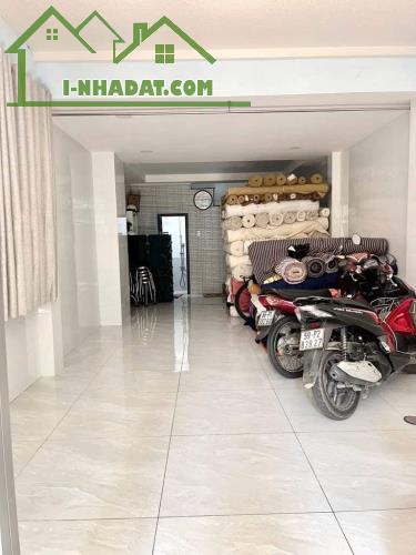 Cần tiền bán gấp căn nhà nằm trên trục đường khu chợ vải Phú Thọ Hoà, Quận Tân Phú. Giá bá