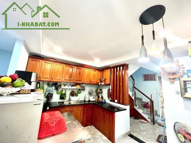 Cần tiền bán gấp căn nhà nằm trên trục đường khu chợ vải Phú Thọ Hoà, Quận Tân Phú. Giá bá - 2