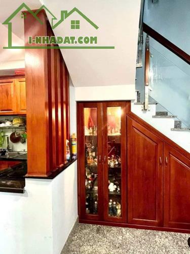 Cần tiền bán gấp căn nhà nằm trên trục đường khu chợ vải Phú Thọ Hoà, Quận Tân Phú. Giá bá - 3