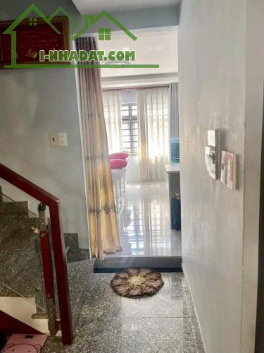 Cần tiền bán gấp căn nhà nằm trên trục đường khu chợ vải Phú Thọ Hoà, Quận Tân Phú. Giá bá - 4