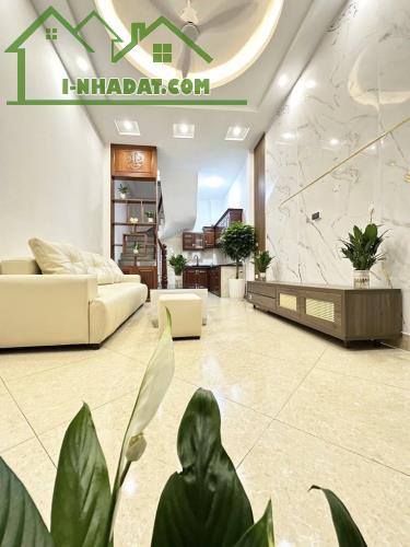 BÁN NHÀ HẺM XE HƠI 7m THÔNG, NGAY NHÀ KHÁCH BỘ CÔNG AN Q1