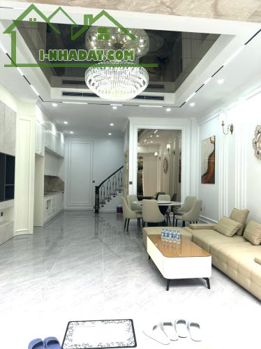 💕💕💕CHỦ NHỜ BÁN NHÀ ĐÀM QUANG TRUNG- 30m2- 5 Tầng- 5x Tỷ- NHÀ MỚI KÍNH KOONG- Ô TÔ ĐỖ CỔ