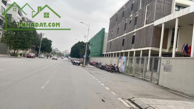 CẦN BÁN MẢNH ĐẤT VÀNG, THÔNG SỐ ĐẸP GIA THƯỢNG 55M, MT 6.2M, LÔ GÓC, NỞ HẬU, Ô TÔ VÀO ĐẤT.
