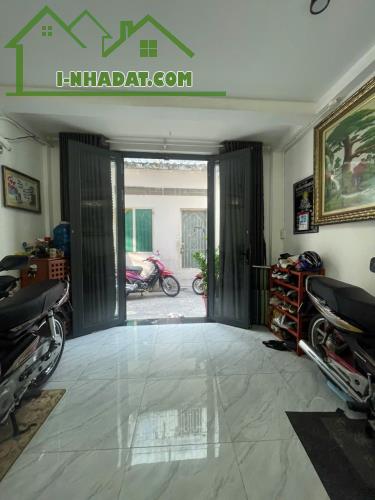 Cần Bán Nhà 🏘️ Kênh Tân Hoá - Tân Phú ♦️ 37m2 chỉ 4tỷ♦️ 30m ra mặt tiền đường , hẻm sạch - 1