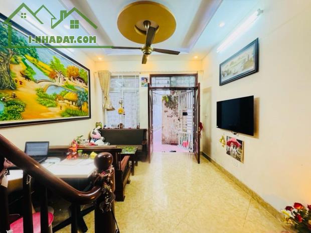 Bán nhà phố Hoàng Mai - oto đỗ cổng ngõ nông , dt 32M *5T sổ đỏ riêng chính chủ - 1