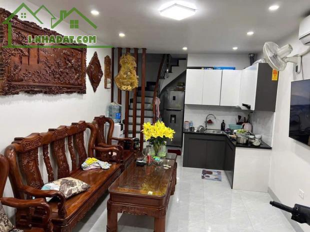 5 m2 ra ô tô tránh  -  bán đất 30m2 - tặng nhà 2 tầng full nội thất