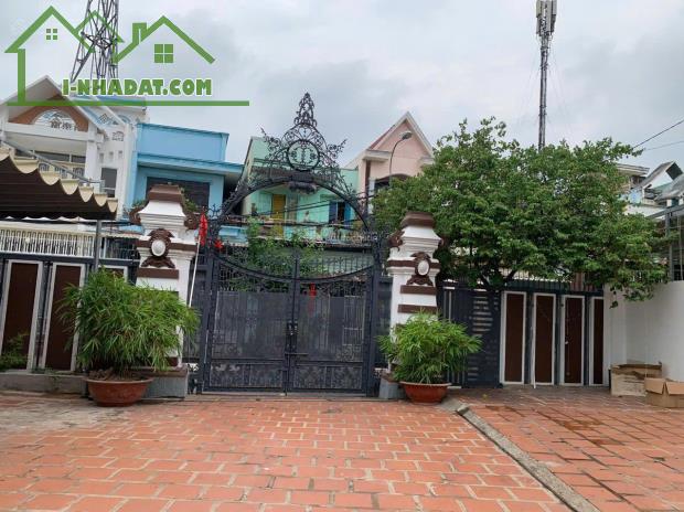 Bán nhà mặt tiền đường 179, P. Tân Phú, Q.9. Diện tích: 19x47.5m. Giá chỉ 40 tỷ.