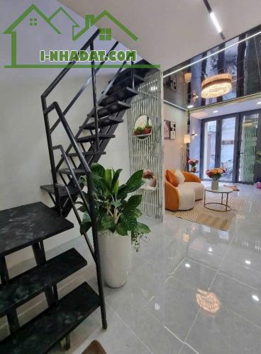 Nhà mới ở ngay, Hẻm xe hơi, gần Tô Ngọc Vân sau lưng Điện Lực Thủ Đức 40m2 giá 3.18 tỷ