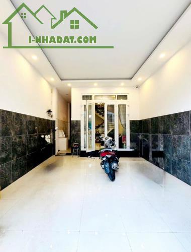 Xe hơi ngủ nhà, DT ( 4.5x18), 4 tầng BTCT, 6WC, Phường 13, Bình Thạnh