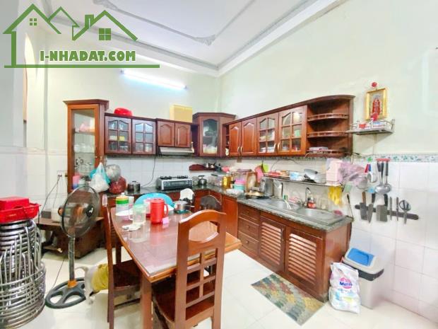5.7 TỶ - NHÀ HẺM XE TẢI TÂN BÌNH - GẦN SIÊU THỊ EMART - DT 5.5*11M ĐÚC 2 TẤM - 2