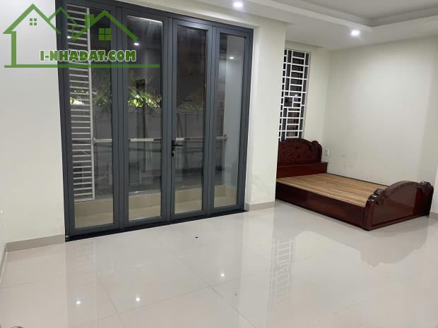 Cho thuê nhà 299 Lê Văn Lương ,Quận 7 dt 6x30m trệt, 3 lầu - 3
