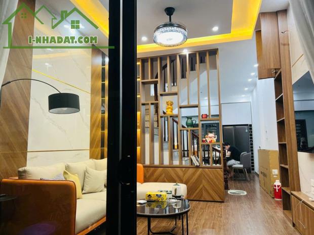 BÁN NHÀ LÔ GÓC - 3 THOÁNG - CÁCH GA TÀU ĐIỆN 50M - PHỐ HỒ TÙNG MẬU - 52M2 x 4 TẦNG - GIÁ H - 2