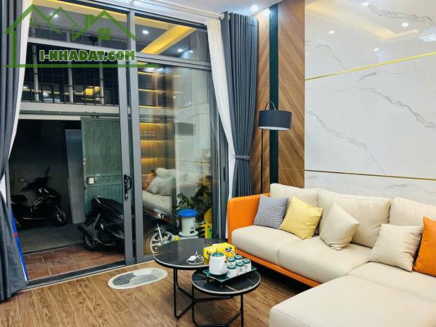 BÁN NHÀ LÔ GÓC - 3 THOÁNG - CÁCH GA TÀU ĐIỆN 50M - PHỐ HỒ TÙNG MẬU - 52M2 x 4 TẦNG - GIÁ H - 5