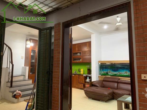Cho thuê nhà nguyên căn ngõ 360 Xã Đàn, 50m2, 4 tầng, 4 ngủ, 13.5 Triệu KD online, ở gđ - 3