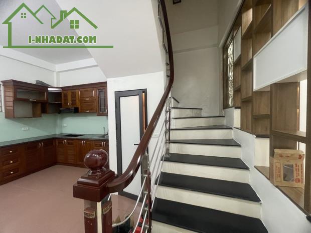 CHỦ TỰ XÂY, GẦN Ô TÔ TRÁNH, TẶNG NỘI THẤT, 2 THOÁNG , THẠCH BÀN nhỉnh 6tỷ - 40m