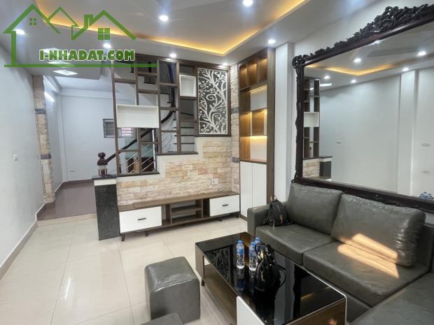 CHỦ TỰ XÂY, GẦN Ô TÔ TRÁNH, TẶNG NỘI THẤT, 2 THOÁNG , THẠCH BÀN nhỉnh 6tỷ - 40m - 1