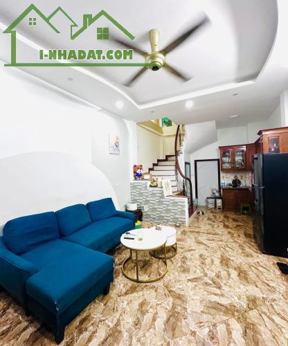 Cho thuê nhà ngõ 200 Vĩnh Hưng, 5 tầng x 42 m2, 3 ngủ khép kín, 12.5 Triệu - 1