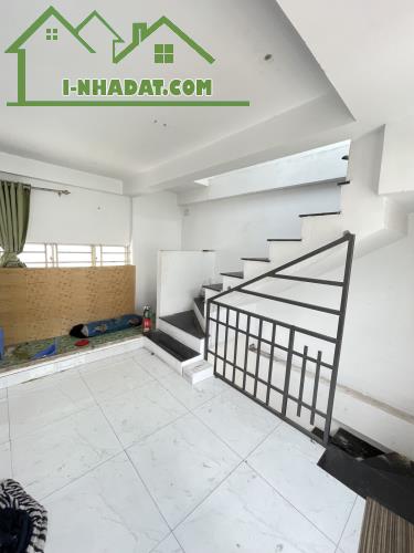Cần bán gấp nhà gần chợ Bình Thành, 80m, gồm 2 căn, sổ hồng riêng, nhỉnh 2 tỷ, bao giá rẻ.