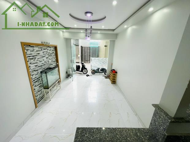 Cho thuê nhà Văn Cao, 4 phòng ngủ full đồ, DT: 55m2.